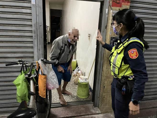 失智又瘖哑的77岁赖姓老翁，疑似忘了回家的路，台中市警二分局永兴派出所员警比手画脚与老翁进行沟通，最后在员警陪同下回到温暖的家。（台中市二分局提供／冯惠宜台中传真）