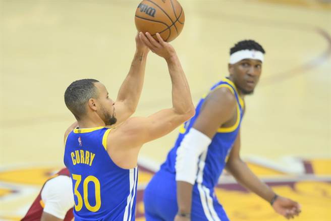 柯瑞今天单场投进9颗三分球，包办40分。(路透)