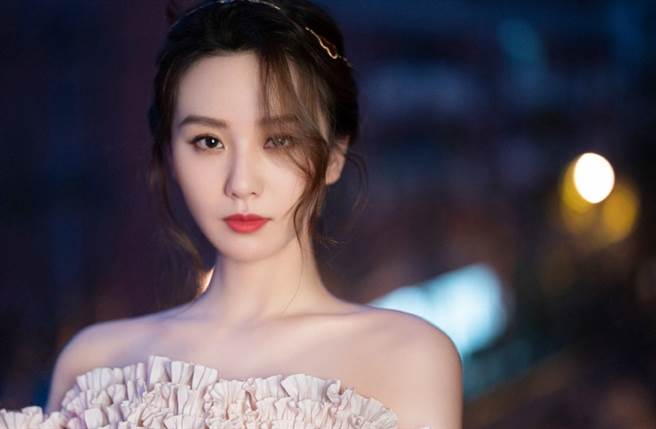 刘诗诗昨出席ELLE盛典。（图／翻摄自诗诗的小板报微博）