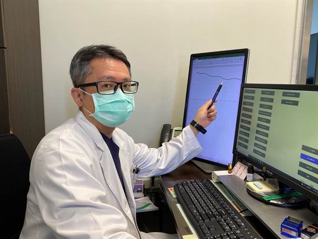 长安医院肾臟科医师阮国彰表示，这名50岁患者经药物调整、减药，遵照医嘱，经过1年的治疗，肾臟功能持续进步。（长安医院提供／冯惠宜台中传真）