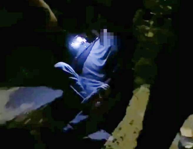 趙男被電擊棒攻擊後倒地，同樣也被狠打一頓。（翻攝照片／洪靖宜高雄傳真）