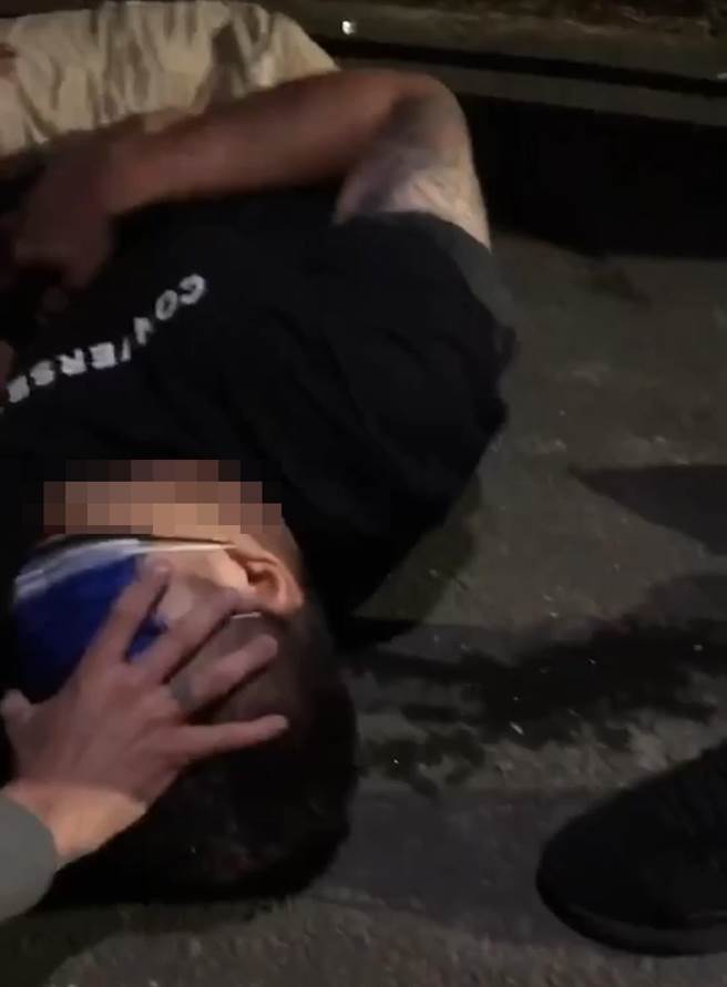 蘇男遭球棒痛毆一頓，渾身是傷倒地不起。（翻攝照片／洪靖宜高雄傳真）