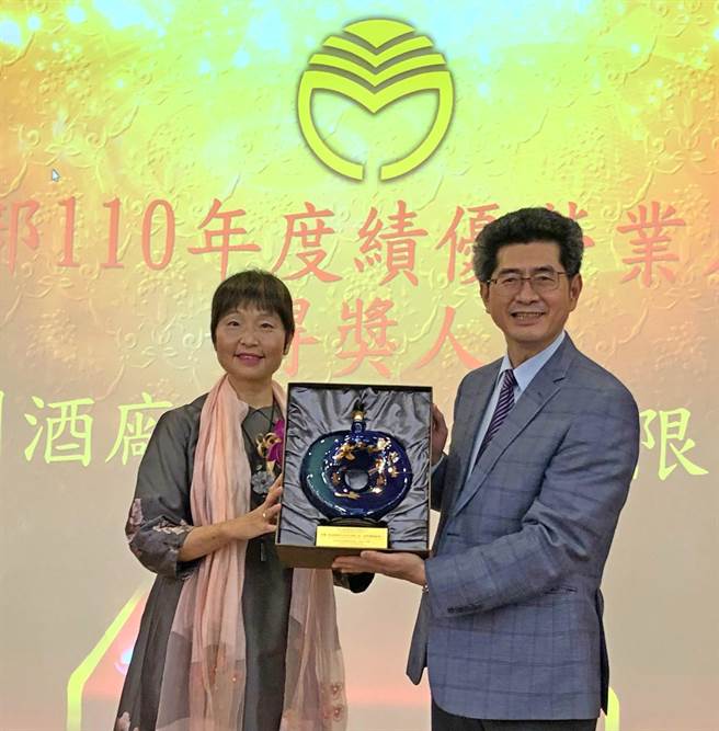 北區國稅局長王綉忠致贈以保育類台灣藍鵲為設計主題，象徵金酒團隊合作，展翅高飛的台華窯紀念品，由金酒董事長黃怡凱代表接受。（李金生攝）