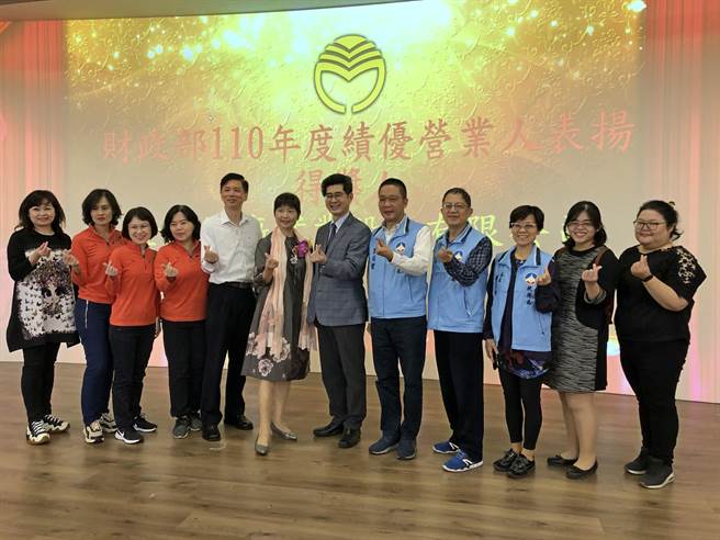 北區國稅局與金酒團隊一起加油，祝福金酒揮別疫情，再創營業佳績。（李金生攝）