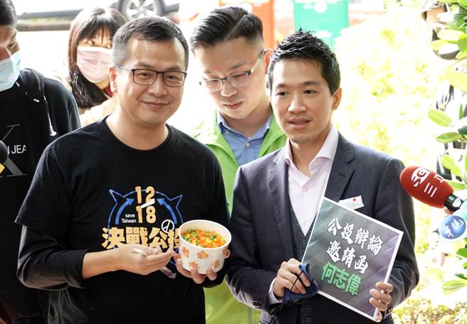 台北市议员罗智强（左）19日前往立法院，对民进党立委吴思瑶、何志伟、高嘉瑜及无党籍立委林昶佐下公投辩论战帖，何志伟（右）收下战帖并回赠三色豆，慰劳刚参加完公投说明会的罗智强。（姚志平摄）