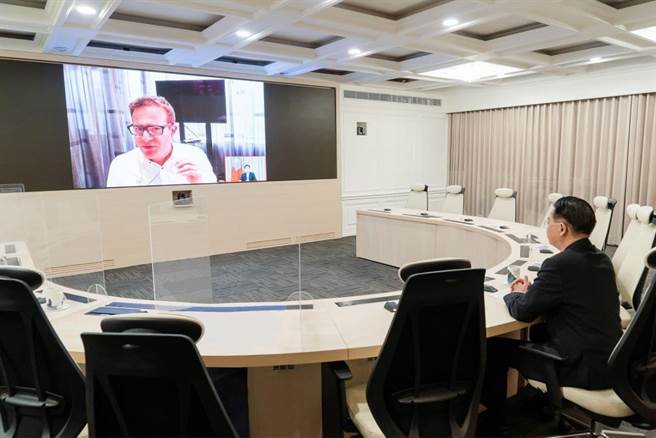 外交部长吴钊燮接受「瑞士德语广播电视台」（SRF）国际部资深记者Pascal Nufer视讯专访。（外交部提供）