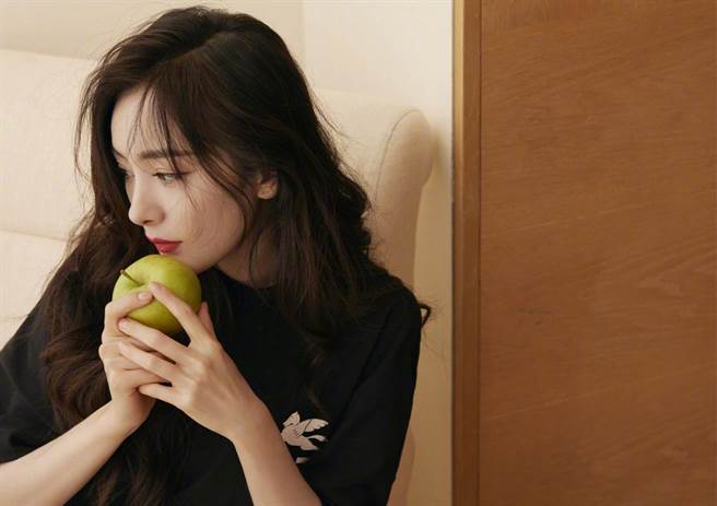 杨幂外型亮眼、演技精湛，在大陆娱乐圈占有一席之地。(图/翻摄自杨幂微博)