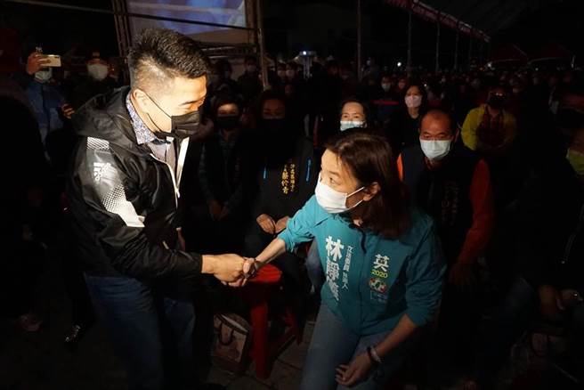 顏寬恒（左）與對手首度同場參加晚會活動，並主動握手致意，林靜儀（右）也面帶微笑起身打招呼。（王文吉攝）