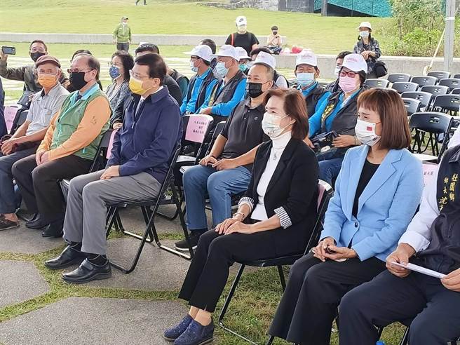 交通部长王国材、宜兰县长林姿妙19日一同出席「2021壮围沙丘地景艺术节」开幕活动 ，并先后对高铁宜兰站选址问题接受访问。（胡健森摄）