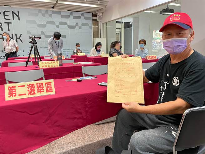 黎明幼儿园园长林金连19日中午完成中二选区参选登记，强调坚守台湾人民土地正义，严禁强权黑道霸凌掠夺。（林金连团队提供／卢金足台中传真）