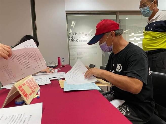 黎明幼儿园园长林金连强调「我无党无派，独力参选，摆脱政党金箍罩」。（林金连团队提供／卢金足台中传真）