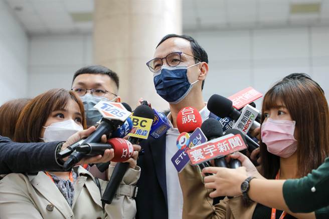 國民黨主席朱立倫上午參訪台北國際照顧科技應用展。（國民黨提供）