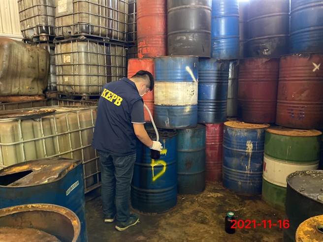 高雄龚姓男子非法向铁线公司等业者收受废油混合物及废润滑油，再以物理方式将废油混合物分离，并将上层乾净油品销售给不特定对象，废油泥则堆置在厂房，龚男因违反废弃物清理法遭桥头地院收押。（高市府环保局提供／洪浩轩高雄传真）