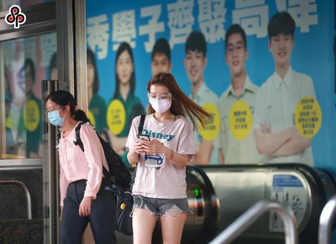 教改20年，学子升学压力依旧没有改变。(意示图／本报资料照)