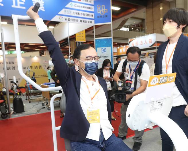 國民黨主席朱立倫19日出席台北國際照顧科技應用展，親自體驗展出的銀髮族復健機具。（鄭任南攝）