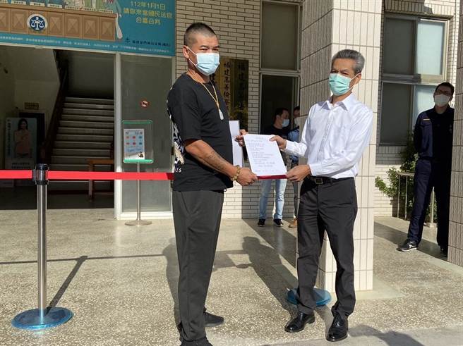 刘姓民眾不满庭讯过程和遭法警误解，今天到金门地院陈情抗议。金门地院书记官长李成在（右）代表接受陈情书。（民眾提供）