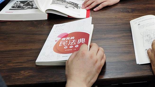 2021年7月23日重慶雲陽縣鳳鳴鎮福祿村，剛剛建成開放的天平驛站內，青年法官為百姓講解法律，接受諮詢。（人民視覺  資料圖）