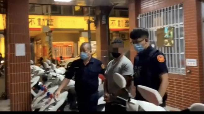 高市游姓騎士在市區一處路口紅燈右轉，遭巡邏警網發現攔查，游男招供自己是毒品通緝犯，被警方逮捕解送歸案。（翻攝照片／石秀華高雄傳真）