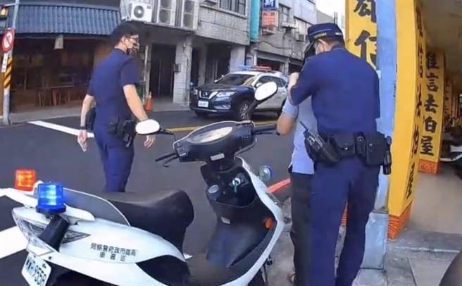警方撞見游男騎車紅燈右轉將他攔查，意外查出游男是通緝犯。（翻攝照片／石秀華高雄傳真）