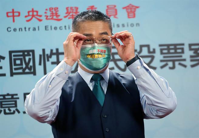 四大公投案第2场公投电视意见发表会18日举行，在第19案公投绑大选公投案中，内政部长徐国勇担任反方代表。（范扬光摄）