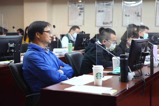 台北市議會民政委員會19日審查北市殯葬處備查案，北市民政局長藍世聰（左）到場說明。（市府提供）