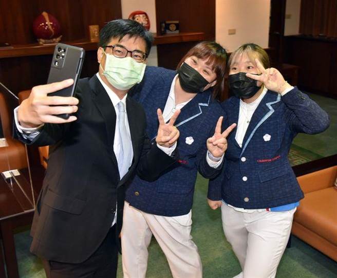 帕運銅牌國手田曉雯（右）與高雄巿長陳其邁合影，中為教練蔡貴蘭。（摘自陳其邁臉書）