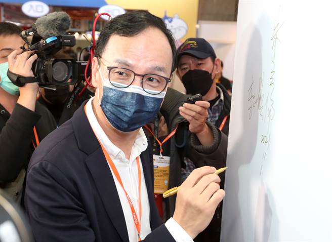 国民党主席朱立伦19日出席台北国际照顾科技应用展，走进会场在留言板上签下自己的名字。（郑任南摄）