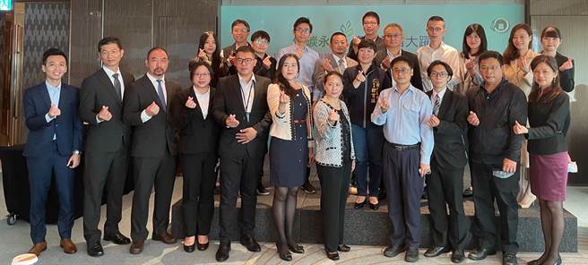 台中市政府观光旅游局19日颁发110年度台中市25家旅馆业者通过低碳认证。（图/冯惠宜摄）