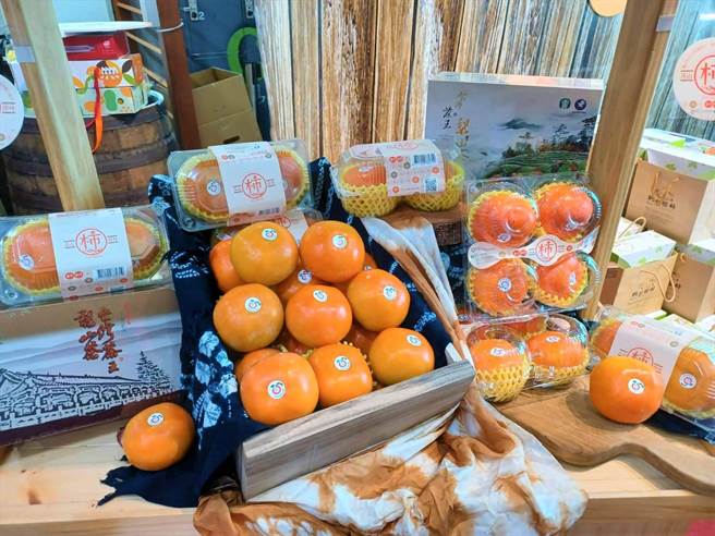 農業局為行銷推廣台中市優質柑橘及甜柿，輔導豐原區農會及和平區農會19日舉辦柑橘及甜柿上市記者會。（盧金足攝）