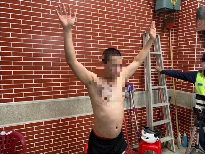 警方经家属同意后，将疑因酗酒成性致情绪异常的谢男送医治疗。（警方提供／谢佳潾屏东传真）