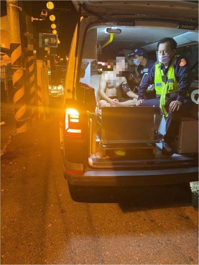 警方经家属同意后，将疑因酗酒成性致情绪异常的谢男送医治疗。（警方提供／谢佳潾屏东传真）