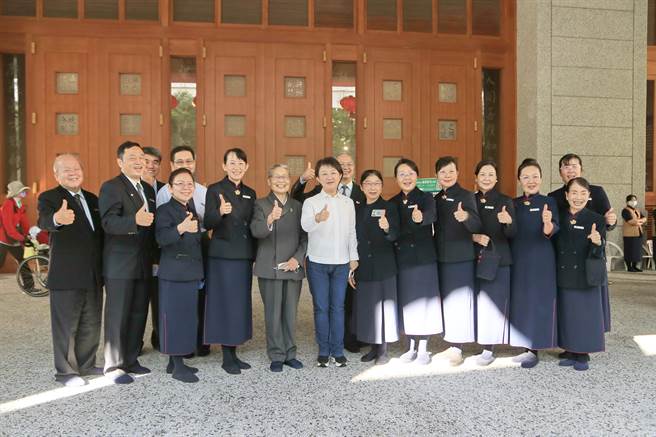 台中市长卢秀燕（左六）19日出席台中静思堂举办「2021慈济岁末祝福感恩会」。（台中市府提供／卢金足台中传真）
