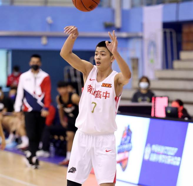 南山高二前锋叶惟捷今天单场投进5颗三分球、独拿28分。(黄及人摄)