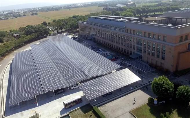彰化明道大學建置全國最大的太陽能停車場，每年可發電80萬度綠電，可有效減少700公噸二氧化碳排放量，等同種植926公頃造林的減碳效益。(吳建輝攝)