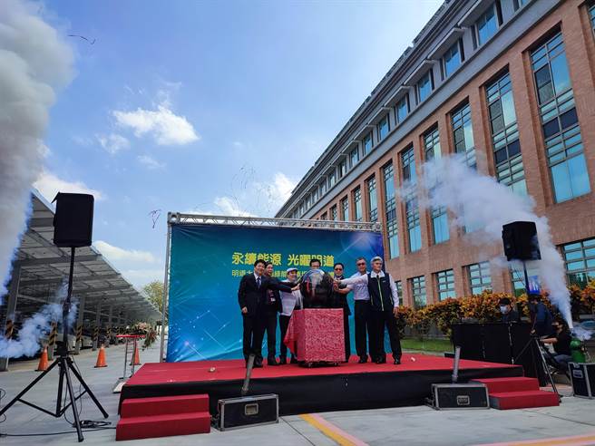 19日舉行啟用典禮，校長郭秋勳表示，明道配合政府政策、縣府領導，推動綠能建設，希望讓明道大學成為中部地區最重要的綠能產業發展據點。 (吳建輝攝)