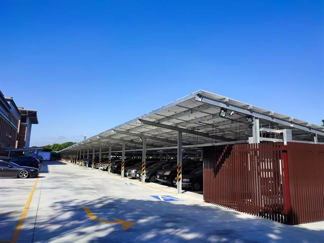 明道大學將開悟停車場改建為太陽能發電停車場，佔地面積達2300坪，每年可以發電80萬度的綠電，由永邦科技斥資5200餘萬元投入建設，未來將發電回賣給台電，平均每月能創造450萬以上的收益。(吳建輝攝)