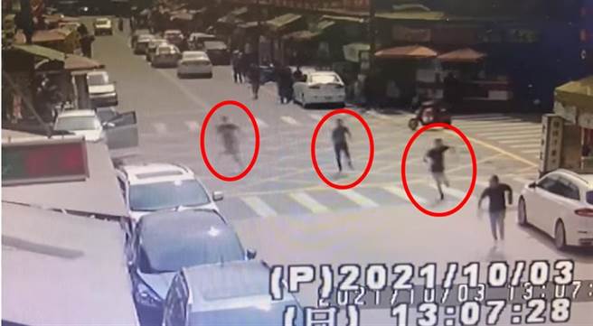 3名男子10月3日在光天化日之下当街追砍1名洪姓男子。（翻摄照片）