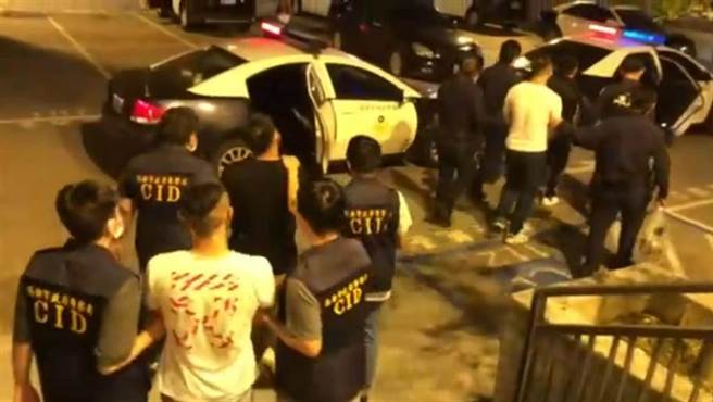 女骑士因为打扮中性、身材壮硕，当时戴着安全帽被误认为男性，才遭到对方不手软痛殴，她在被打过程安全帽掉落，对方才惊觉是女性离开现场。（警方提供）