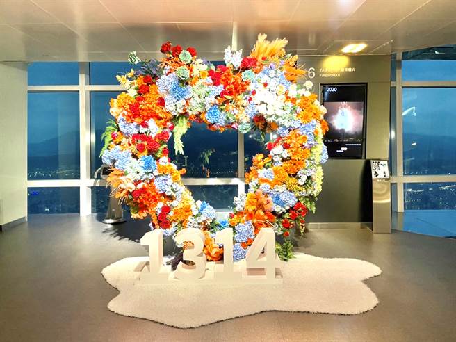 「2021繽紛耶誕玩台北」以大商圈帶動小商圈模式，整合市府及民間資源於活動期間打造出逾50處耶誕燈飾造景，營造出全新市容，閃耀交織出台北耶誕城。(主辦單位提供)