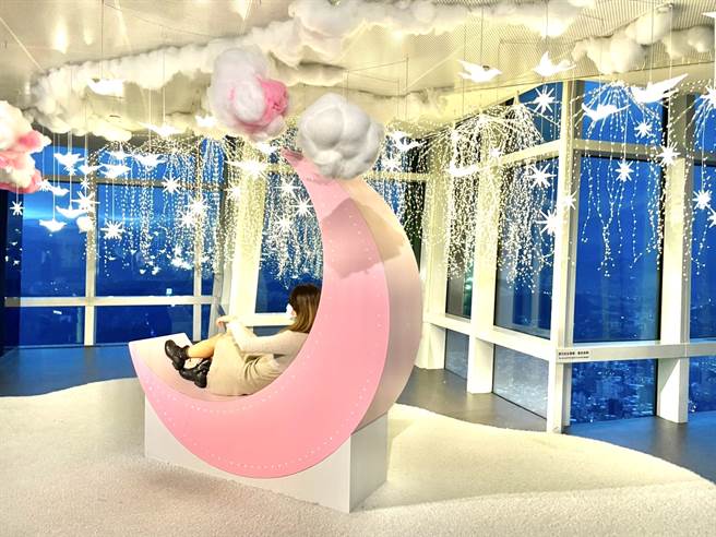 「2021繽紛耶誕玩台北」以大商圈帶動小商圈模式，整合市府及民間資源於活動期間打造出逾50處耶誕燈飾造景，營造出全新市容，閃耀交織出台北耶誕城。(主辦單位提供)