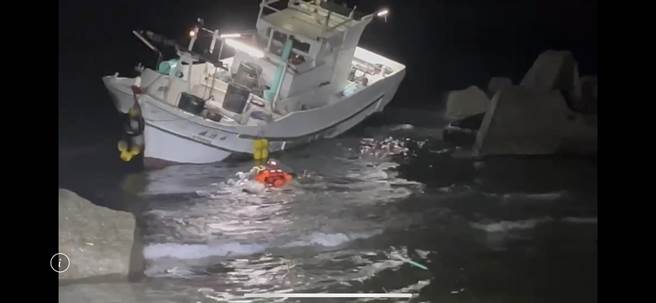 屏東鹽埔籍「盛億祥」漁船18日被發現擱淺在小琉球漁福漁港前，但卻不見船上顏姓船長，幸9小時後遭同業救起。（海巡提供／謝佳潾屏東傳真）