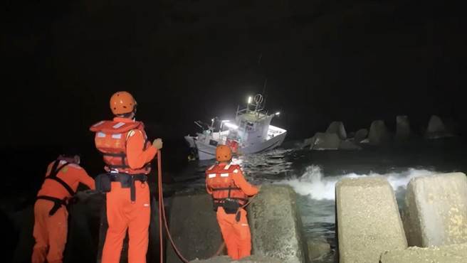 屏東鹽埔籍「盛億祥」漁船18日被發現擱淺在小琉球漁福漁港前，但卻不見船上顏姓船長，幸9小時後遭同業救起。（海巡提供／謝佳潾屏東傳真）