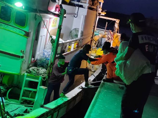 屏東鹽埔籍「盛億祥」漁船18日被發現擱淺在小琉球漁福漁港前，但卻不見船上顏姓船長，幸9小時後遭同業救起。（海巡提供／謝佳潾屏東傳真）