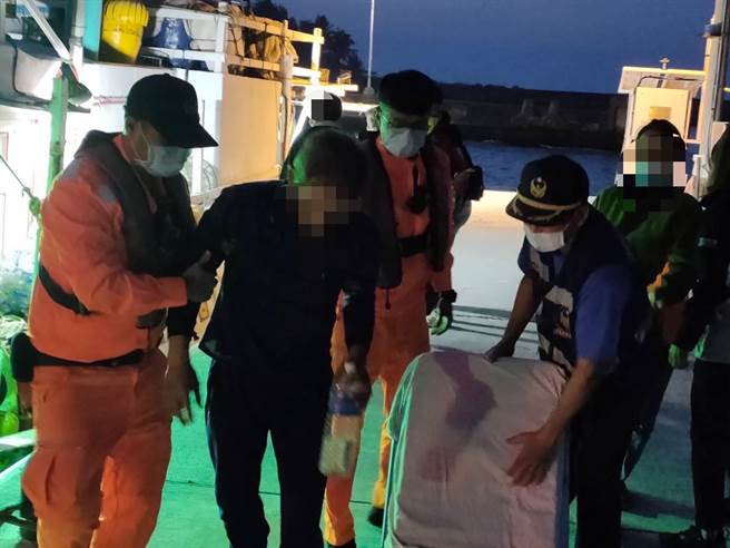 屏東鹽埔籍「盛億祥」漁船18日被發現擱淺在小琉球漁福漁港前，但卻不見船上顏姓船長，幸9小時後遭同業救起。（海巡提供／謝佳潾屏東傳真）