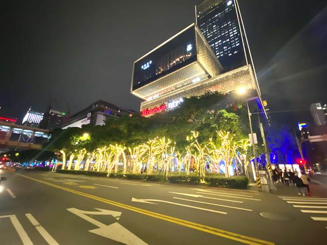 今年台北璀璨耶誕燈飾延續「Fun閃台北」主題，將以「光之旅程」為全新概念規劃「奇幻夢境」、「璀璨希望」、「閃耀星河」、「浪漫愛情」及「快樂繽紛」五大主題燈飾打卡旅程。(主辦單位提供)