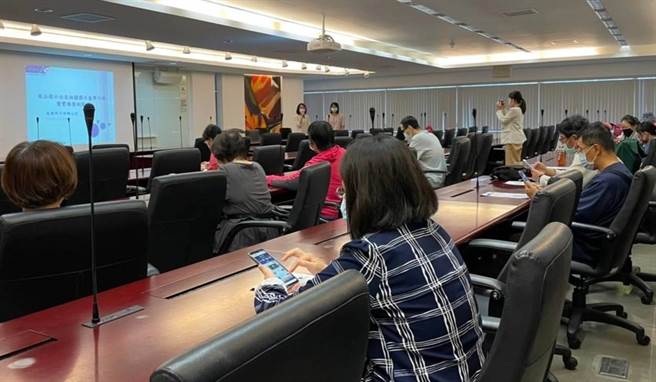 台中市经发局10月06日、11月08日上午也在台中市政府惠中楼办理「商品标示法及相关标示基准宣导说明会」，透过说明会的办理，使制造商及进口商能了解更多最新法令认知。（冯惠宜摄）