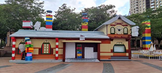 據了解，今年歡樂耶誕城以「樂高」為主題，目前布置已可見「樂高」的標誌。（陳慰慈攝）