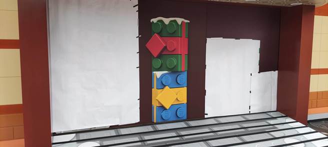 據了解，今年歡樂耶誕城以「樂高」為主題，目前布置已可見「樂高」的標誌。（陳慰慈攝）