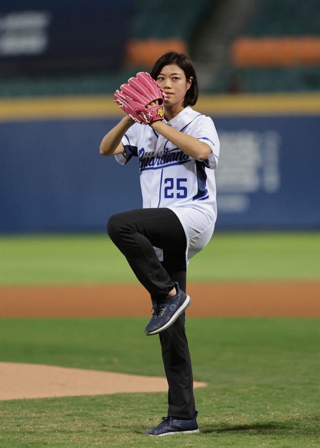 觀旅局蔣志薇局長攜手觀旅局吉祥物「新北小客」及歡樂耶誕城吉祥物「桑塔熊」，到富邦悍將主場新莊棒球場開球。（照片由富邦悍將授權使用）。