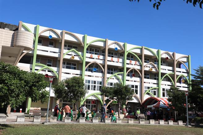 台中市府活化閒置场域，将后里国中旧校舍打造为亲子馆。（陈淑娥摄）